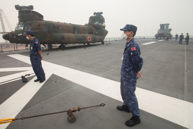 Japanese military members gather near a Chinook helicopter on the deck of the Japanese JS Kunisaki ship, which will be used to support Indonesia&rsquo;s efforts to fight forest fires on Kalimantan Island, in Kijing International Port, Mempawah, West Kalimantan province, Indonesia, September 10, 2026. REUTERS/Victor Fidelis Sentosa