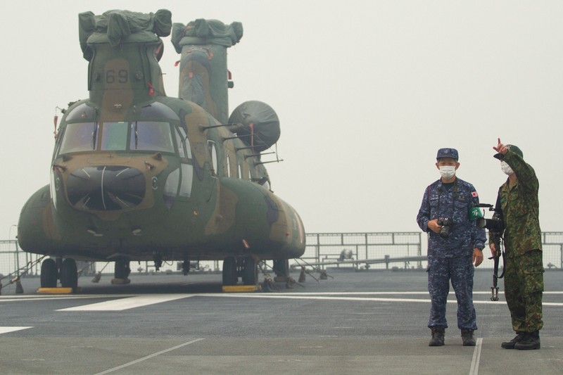 Japanese military members gather near a Chinook helicopter on the deck of the Japanese JS Kunisaki ship, which will be used to support Indonesia&rsquo;s efforts to fight forest fires on Kalimantan Island, in Kijing International Port, Mempawah, West Kalimantan province, Indonesia, September 10, 2026. REUTERS/Victor Fidelis Sentosa