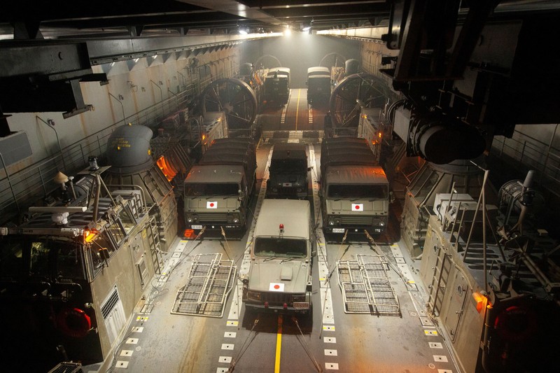 Japanese military members gather near a Chinook helicopter on the deck of the Japanese JS Kunisaki ship, which will be used to support Indonesia&rsquo;s efforts to fight forest fires on Kalimantan Island, in Kijing International Port, Mempawah, West Kalimantan province, Indonesia, September 10, 2026. REUTERS/Victor Fidelis Sentosa