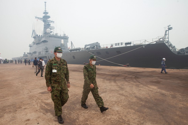 Japanese military members gather near a Chinook helicopter on the deck of the Japanese JS Kunisaki ship, which will be used to support Indonesia&rsquo;s efforts to fight forest fires on Kalimantan Island, in Kijing International Port, Mempawah, West Kalimantan province, Indonesia, September 10, 2026. REUTERS/Victor Fidelis Sentosa