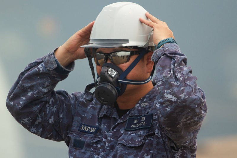 Japanese military members gather near a Chinook helicopter on the deck of the Japanese JS Kunisaki ship, which will be used to support Indonesia&rsquo;s efforts to fight forest fires on Kalimantan Island, in Kijing International Port, Mempawah, West Kalimantan province, Indonesia, September 10, 2026. REUTERS/Victor Fidelis Sentosa
