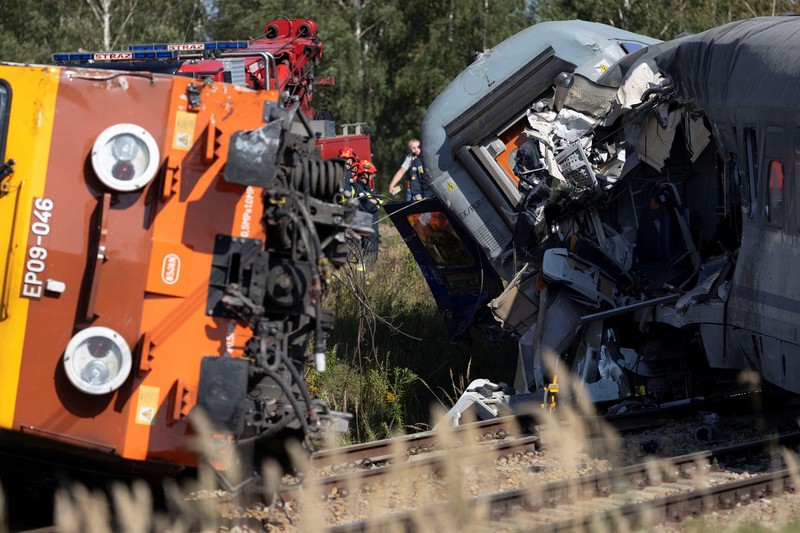 Petugas memeriksa bangkai kereta PKP Intercity Koziolek yang bertabrakan dengan sebuah truk di perlintasan kereta api dan tergelincir di Sokolniki Suche, Polandia, pada 9 September 2026. (Marcin Kucewicz/Agencja Wyborcza.pl via REUTERS)
