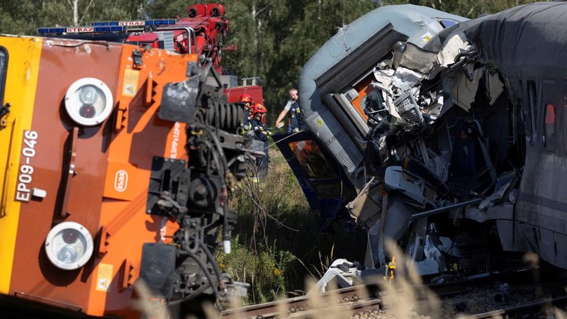 Bangkai kereta PKP Intercity Koziolek yang bertabrakan dengan sebuah truk di perlintasan kereta api dan tergelincir di Sokolniki Suche, Polandia, pada 9 September 2026.