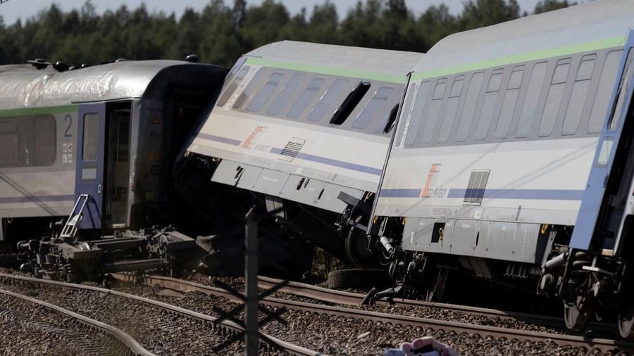 Bangkai kereta PKP Intercity Koziolek yang bertabrakan dengan sebuah truk di perlintasan kereta api dan tergelincir di Sokolniki Suche, Polandia, pada 9 September 2026.