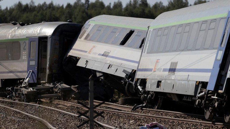Bangkai kereta PKP Intercity Koziolek yang bertabrakan dengan sebuah truk di perlintasan kereta api dan tergelincir di Sokolniki Suche, Polandia, pada 9 September 2026.