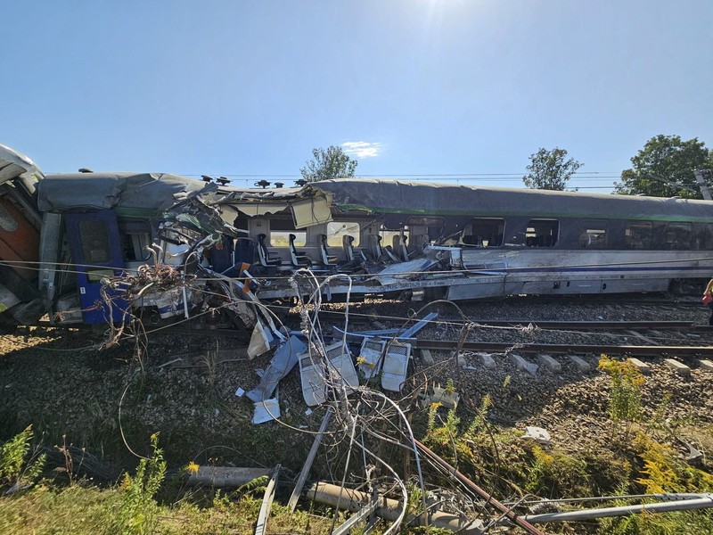 Petugas memeriksa bangkai kereta PKP Intercity Koziolek yang bertabrakan dengan sebuah truk di perlintasan kereta api dan tergelincir di Sokolniki Suche, Polandia, pada 9 September 2026. (Marcin Kucewicz/Agencja Wyborcza.pl via REUTERS)