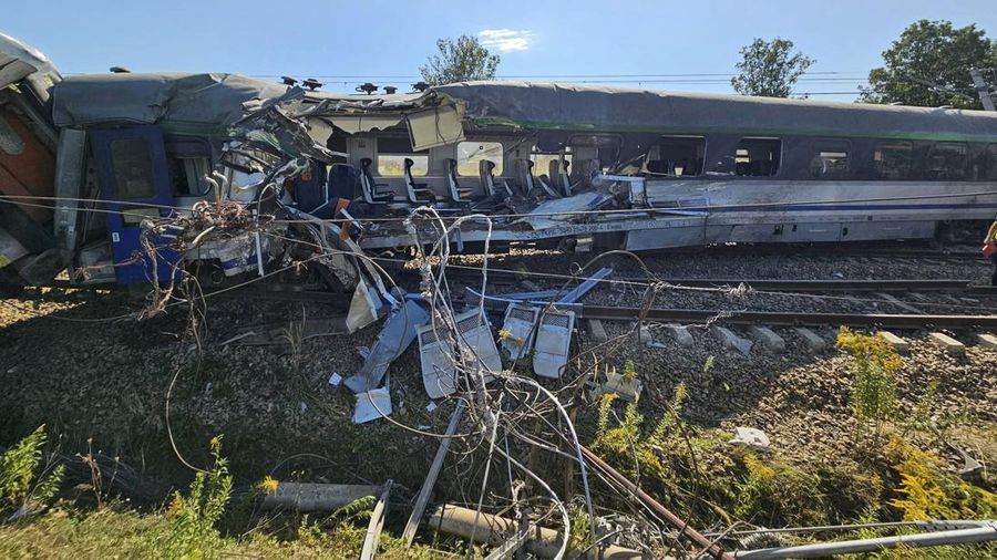 Bangkai kereta setelah anjlok di Sokolniki Suche, Polandia, 9 September 2026. Dokumen: Dinas Pemadam Kebakaran Negara Polandia.