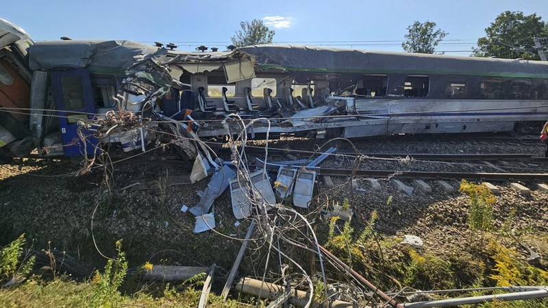 Bangkai kereta setelah anjlok di Sokolniki Suche, Polandia, 9 September 2026. Dokumen: Dinas Pemadam Kebakaran Negara Polandia.