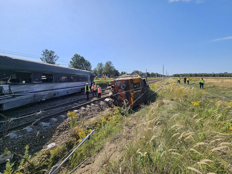 Petugas memeriksa bangkai kereta PKP Intercity Koziolek yang bertabrakan dengan sebuah truk di perlintasan kereta api dan tergelincir di Sokolniki Suche, Polandia, pada 9 September 2026. (Marcin Kucewicz/Agencja Wyborcza.pl via REUTERS)