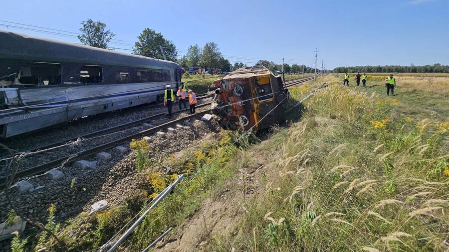 Bangkai kereta setelah anjlok di Sokolniki Suche, Polandia, 9 September 2026. Dokumen: Dinas Pemadam Kebakaran Negara Polandia.