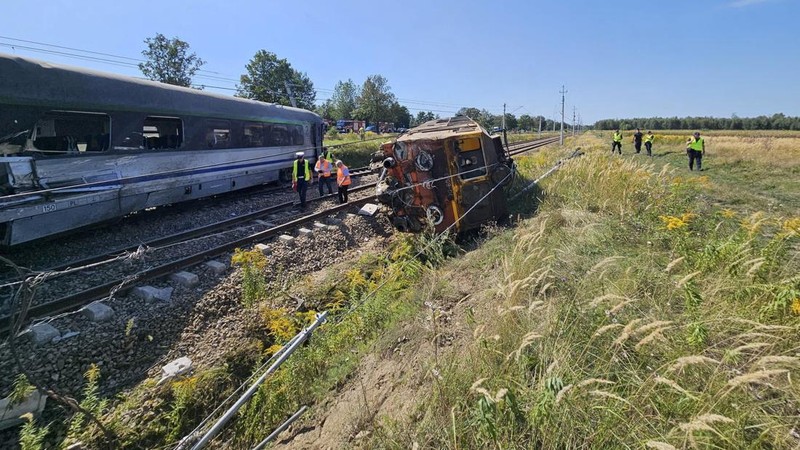 Bangkai kereta setelah anjlok di Sokolniki Suche, Polandia, 9 September 2026. Dokumen: Dinas Pemadam Kebakaran Negara Polandia.