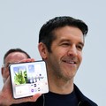 CEO baru Apple, John Ternus, memegang iPhone Duo lipat yang baru dalam acara Apple di Steve Jobs Theater di Cupertino, California, AS, pada 9 September 2026. (REUTERS/Carlos Barria)