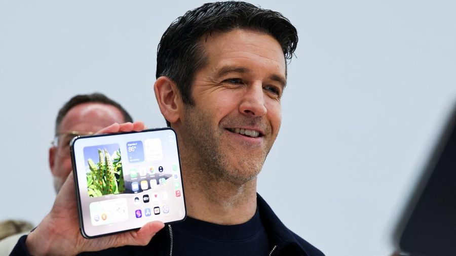 CEO baru Apple, John Ternus, memegang iPhone Duo lipat yang baru dalam acara Apple di Steve Jobs Theater di Cupertino, California, AS, pada 9 September 2026. (REUTERS/Carlos Barria)