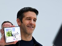 CEO baru Apple, John Ternus, memegang iPhone Duo lipat yang baru dalam acara Apple di Steve Jobs Theater di Cupertino, California, AS, pada 9 September 2026. (REUTERS/Carlos Barria)