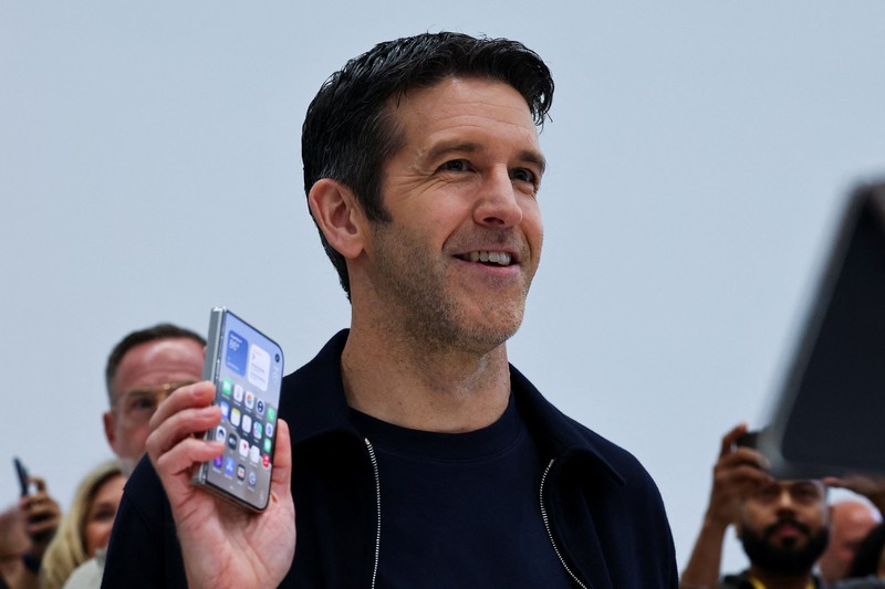 CEO baru Apple, John Ternus, memegang iPhone Duo lipat yang baru dalam acara Apple di Steve Jobs Theater di Cupertino, California, AS, pada 9 September 2026. (REUTERS/Carlos Barria)