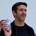 CEO baru Apple, John Ternus, memegang iPhone Duo lipat yang baru dalam acara Apple di Steve Jobs Theater di Cupertino, California, AS, pada 9 September 2026. (REUTERS/Carlos Barria)