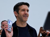 CEO baru Apple, John Ternus, memegang iPhone Duo lipat yang baru dalam acara Apple di Steve Jobs Theater di Cupertino, California, AS, pada 9 September 2026. (REUTERS/Carlos Barria)