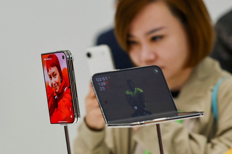 CEO baru Apple, John Ternus, memegang iPhone Duo lipat yang baru dalam acara Apple di Steve Jobs Theater di Cupertino, California, AS, pada 9 September 2026. (REUTERS/Carlos Barria)