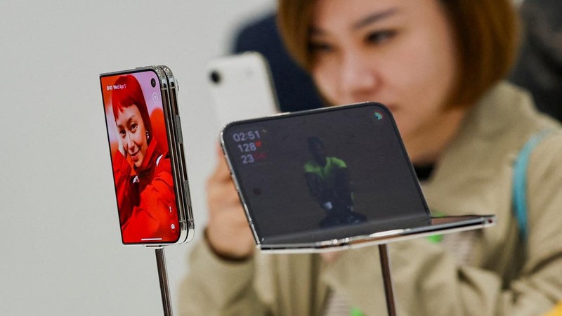 iPhone Duo lipat yang baru dipamerkan dalam acara Apple di Steve Jobs Theater di Cupertino, California, AS, pada 9 September 2026.