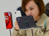iPhone Duo lipat yang baru dipamerkan dalam acara Apple di Steve Jobs Theater di Cupertino, California, AS, pada 9 September 2026. (REUTERS/Carlos Barria)