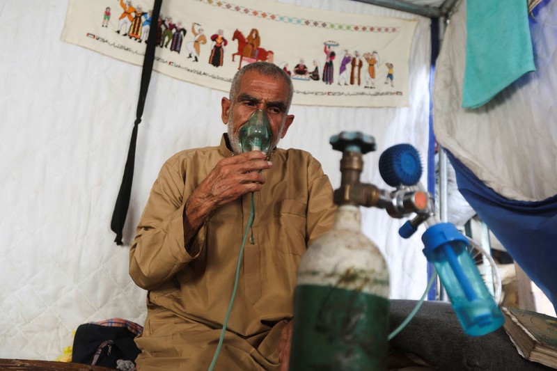 A Palestinian man lights a fire inside a tent amid shortages of electricity and fuel, in Khan Younis, in the southern Gaza Strip, September 5, 2026. REUTERS/Ramadan Abed