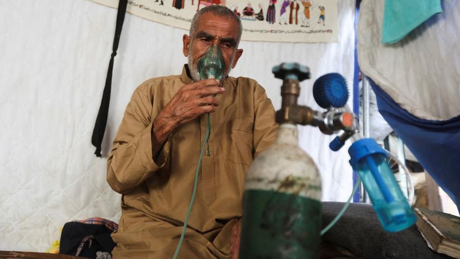 Palestinian patient Alaa Al-Hawarni, 65, uses an oxygen mask connected to an oxygen cylinder inside a tent, amid shortages of electricity and fuel, in Khan Younis, in the southern Gaza Strip, September 5, 2026. REUTERS/Ramadan Abed
