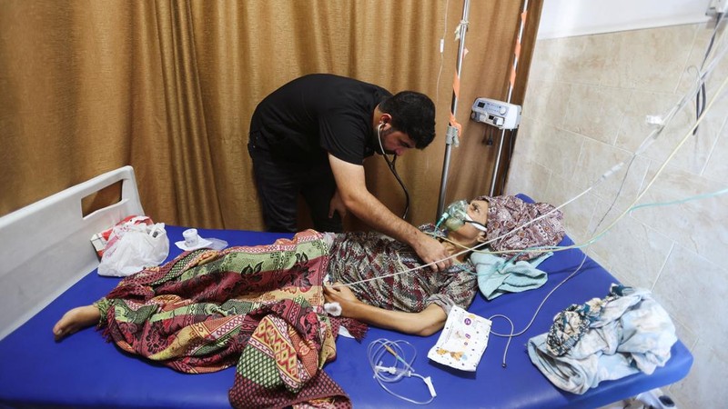 Palestinian internal medicine doctor Ahmed Al-Nabris puts an oxygen mask on a female patient amid shortages of fuel and oil needed to run generators, at Nasser Hospital in Khan Younis, in the southern Gaza Strip, September 3, 2026. REUTERS/Ramadan Ab