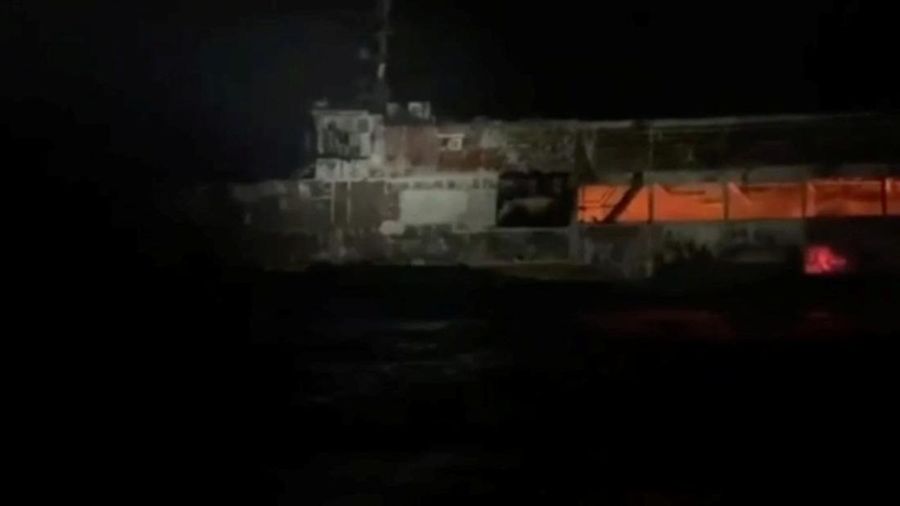 Kapal MV June Aster yang terbakar setelah kebakaran melanda kapal feri tersebut di lepas pantai Palawan, Filipina; gambar ini diambil dari cuplikan video yang dirilis pada 10 September 2026.