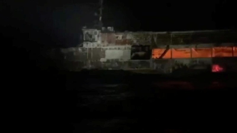 Kapal MV June Aster yang terbakar setelah kebakaran melanda kapal feri tersebut di lepas pantai Palawan, Filipina; gambar ini diambil dari cuplikan video yang dirilis pada 10 September 2026.