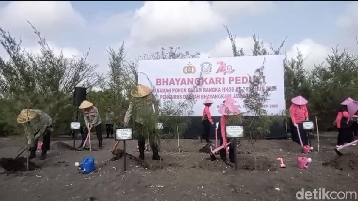 Dukung Ekonomi Biru, Kapolda Jatim Tanam Pohon di Pesisir Banyuwangi