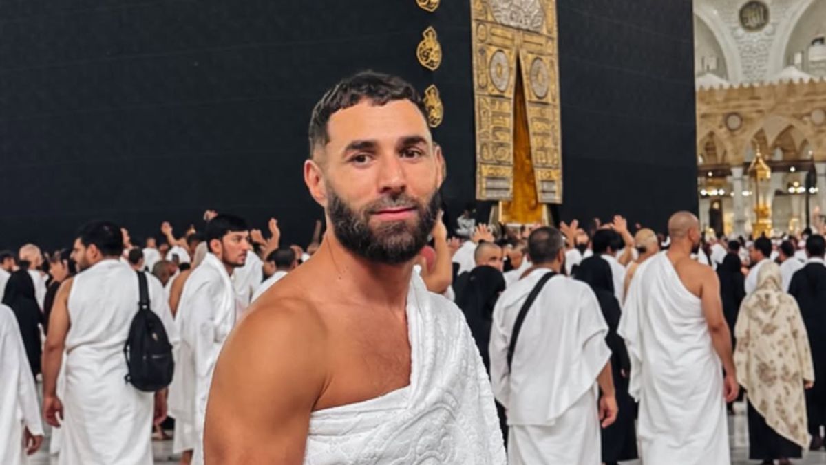 Karim Benzema Tunaikan Umrah, Foto di Depan Ka'bah Curi Perhatian Publik