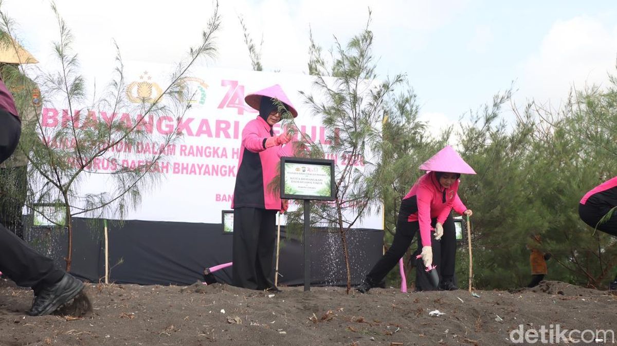 Bhayangkari Jatim Hijaukan Pesisir Pulau Santen Sambut HKGB ke-74