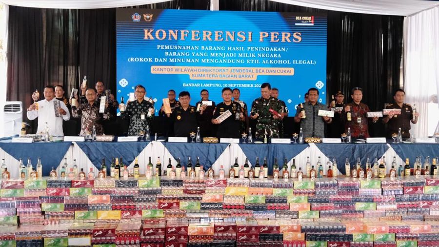 Konferensi Pers pemusnahan barang hasil penindakan Rokok dan Minuman mengandung alkohol Ilegal di Bandar Lampung, Kamis (10/9/2026). (Dok. DJBC Kemenkeu)