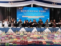 Konferensi Pers pemusnahan barang hasil penindakan Rokok dan Minuman mengandung alkohol Ilegal di Bandar Lampung, Kamis (10/9/2026). (Dok. DJBC Kemenkeu)