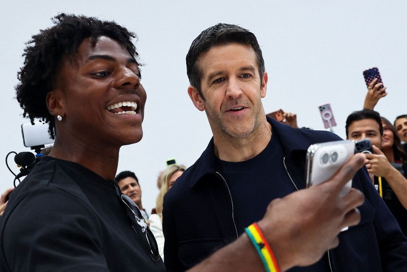 CEO baru Apple, John Ternus, memegang iPhone Duo lipat yang baru dalam acara Apple di Steve Jobs Theater di Cupertino, California, AS, pada 9 September 2026. (REUTERS/Carlos Barria)