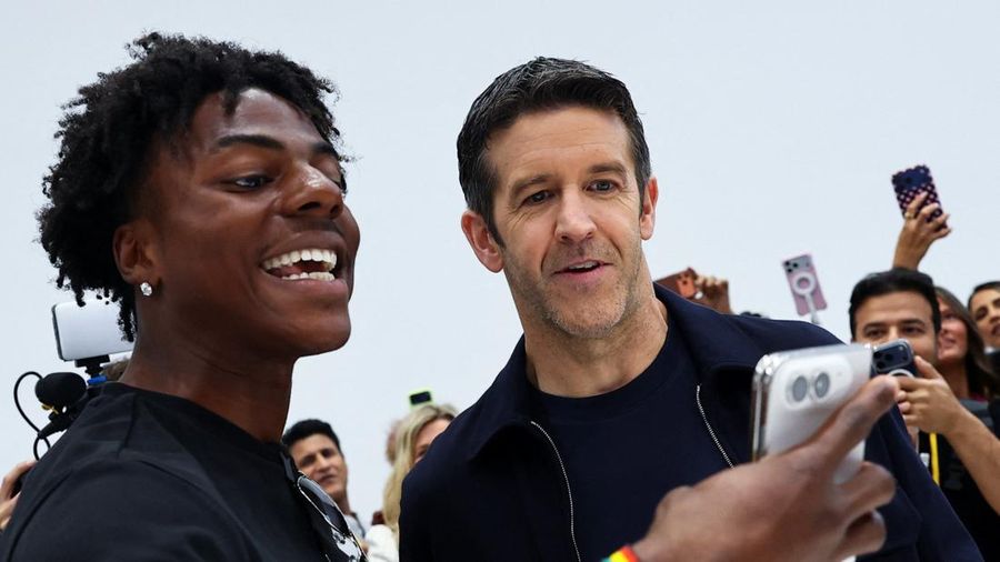 Kreator YouTube IShowSpeed ​​memegang iPhone Duo lipat yang baru di samping CEO baru Apple, John Ternus, dalam acara Apple di Steve Jobs Theater di Cupertino, California, AS, pada 9 September 2026.