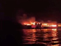 MV June Aster terbakar dengan kobaran api dan kepulan asap yang membubung setelah kebakaran melanda kapal feri tersebut di lepas pantai Palawan, Filipina; gambar ini merupakan tangkapan layar dari video yang dirilis pada 9 September 2026. (Philippine