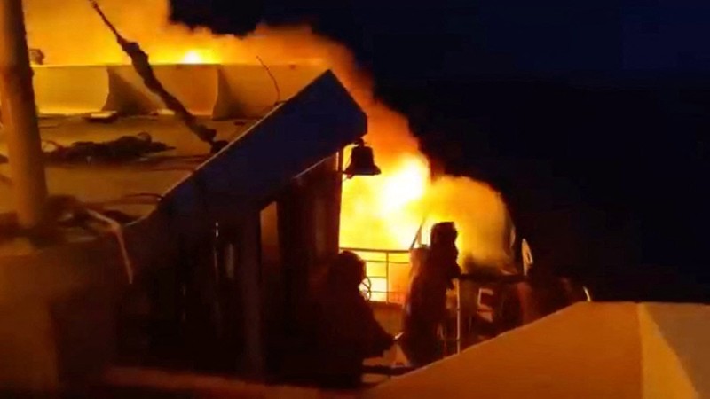MV June Aster terbakar dengan kobaran api dan kepulan asap yang membubung setelah kebakaran melanda kapal feri tersebut di lepas pantai Palawan, Filipina; gambar ini merupakan tangkapan layar dari video yang dirilis pada 9 September 2026. (Philippine Coast Guard/Handout via REUTERS)