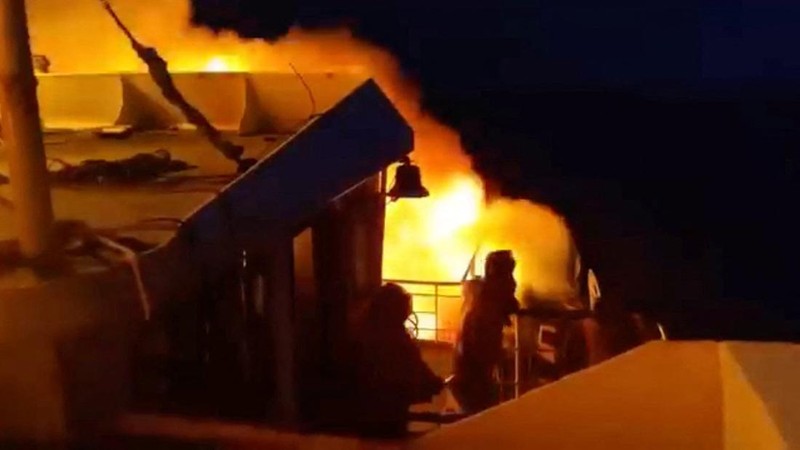 Orang-orang berada di atas kapal MV June Aster saat kobaran api dan asap membubung setelah kebakaran melanda feri tersebut di perairan lepas pantai Palawan, Filipina; gambar ini merupakan tangkapan layar dari video yang dirilis pada 9 September 2026.
