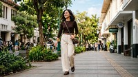 Mau Variasi Outfit Selain Hitam? Coba Celana Burgundy dan Khaki