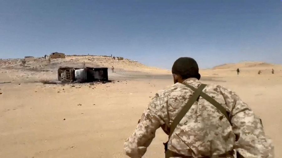 Pasukan pemerintah Yaman yang didukung Arab Saudi terlibat bentrokan dengan kelompok Houthi Yaman yang berpihak pada Iranmenurut keterangan pasukan pemerintah Yamandi lokasi yang disebutkan berada di dekat Al-Hazm, Yaman; gambar ini merupakan tangkap