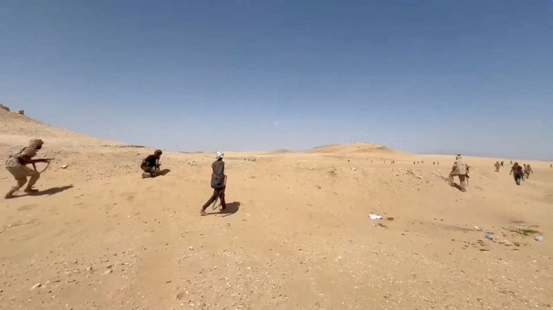 Pasukan pemerintah Yaman yang didukung Arab Saudi terlibat bentrokan dengan kelompok Houthi Yaman yang berpihak pada Iran&mdash;menurut keterangan pasukan pemerintah Yaman&mdash;di lokasi yang disebutkan berada di dekat Al-Hazm, Yaman; gambar ini merupakan tangkapan layar dari video yang dirilis pada 9 September 2026. (Media Centre Of The Yemeni Armed Forces/Handout via REUTERS)