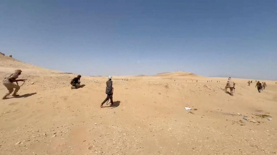 Pasukan pemerintah Yaman yang didukung Arab Saudi terlibat bentrokan dengan kelompok Houthi Yaman yang berpihak pada Iran—menurut keterangan pasukan pemerintah Yaman—di lokasi yang disebutkan berada di dekat Al-Hazm, Yaman; gambar ini merupakan tangkapan layar dari video yang dirilis pada 9 September 2026.