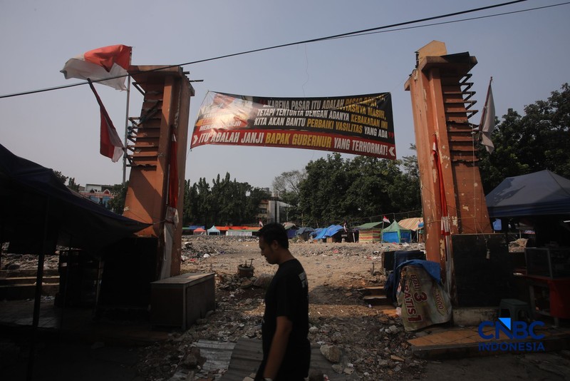 Pedagang terlihat tetap beraktivitas di area sekitar Pasar Taman Puring, Jakarta, Kamis (10/9/2026). (CNBC Indonesia/Faisal Rahman)