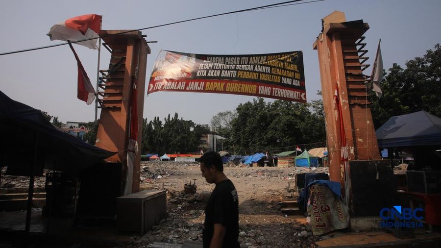 Pedagang terlihat tetap beraktivitas di area sekitar Pasar Taman Puring, Jakarta, Kamis (10/9/2026).(CNBC Indonesia/Faisal Rahman)