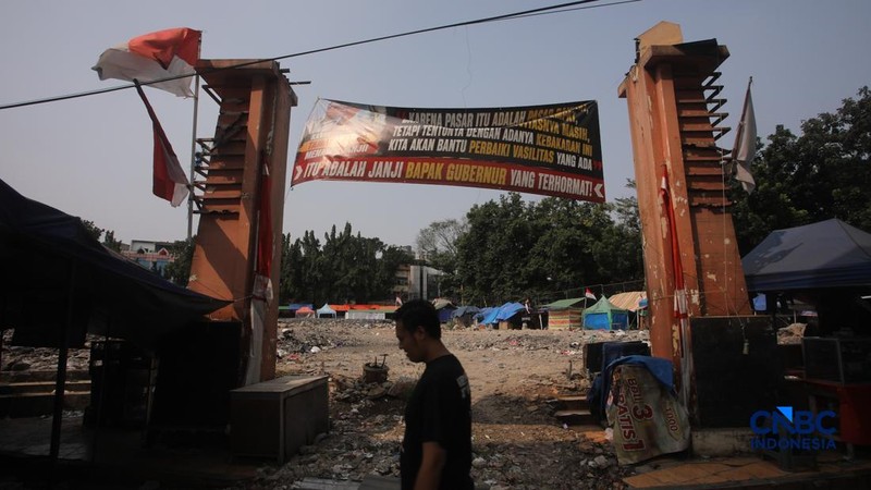 Pedagang terlihat tetap beraktivitas di area sekitar Pasar Taman Puring, Jakarta, Kamis (10/9/2026).(CNBC Indonesia/Faisal Rahman)
