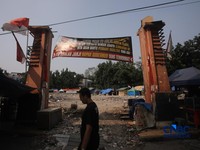 Pedagang terlihat tetap beraktivitas di area sekitar Pasar Taman Puring, Jakarta, Kamis (10/9/2026).(CNBC Indonesia/Faisal Rahman)