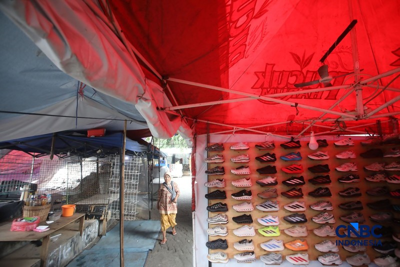 Pedagang terlihat tetap beraktivitas di area sekitar Pasar Taman Puring, Jakarta, Kamis (10/9/2026). (CNBC Indonesia/Faisal Rahman)