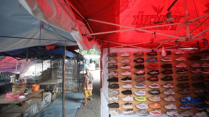 Pedagang terlihat tetap beraktivitas di area sekitar Pasar Taman Puring, Jakarta, Kamis (10/9/2026).
