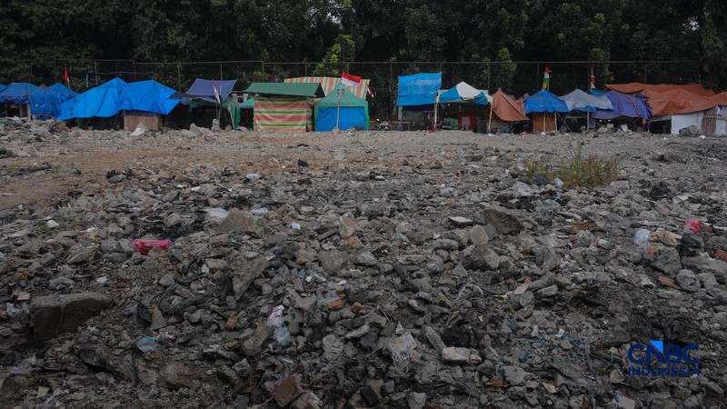 Pedagang terlihat tetap beraktivitas di area sekitar Pasar Taman Puring, Jakarta, Kamis (10/9/2026). (CNBC Indonesia/Faisal Rahman)